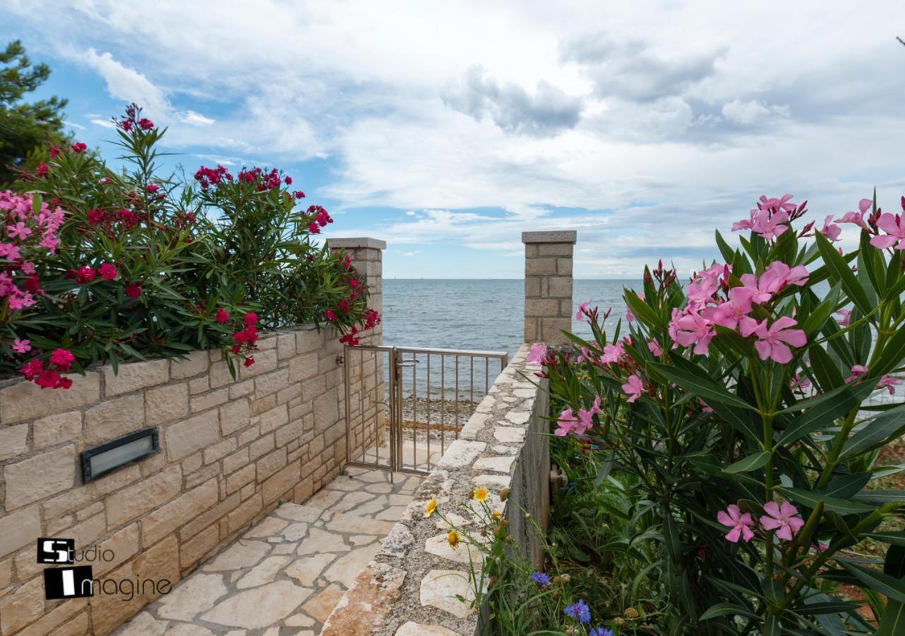 Charming Stone Cottage By The Sea Umago Exterior foto