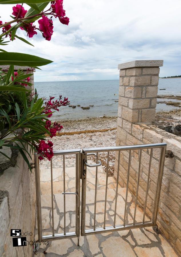 Charming Stone Cottage By The Sea Umago Exterior foto